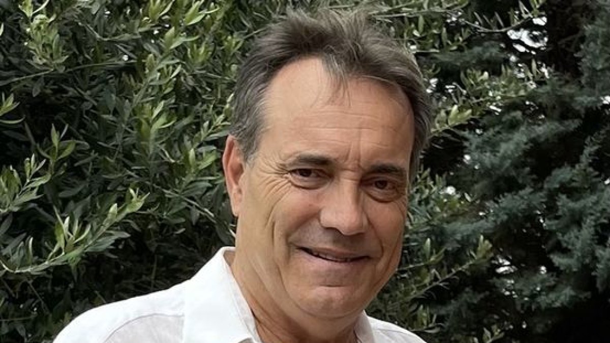 El autor, Josep Ibarz, con la portada de su novela histórica. - JOSEP IBARZ