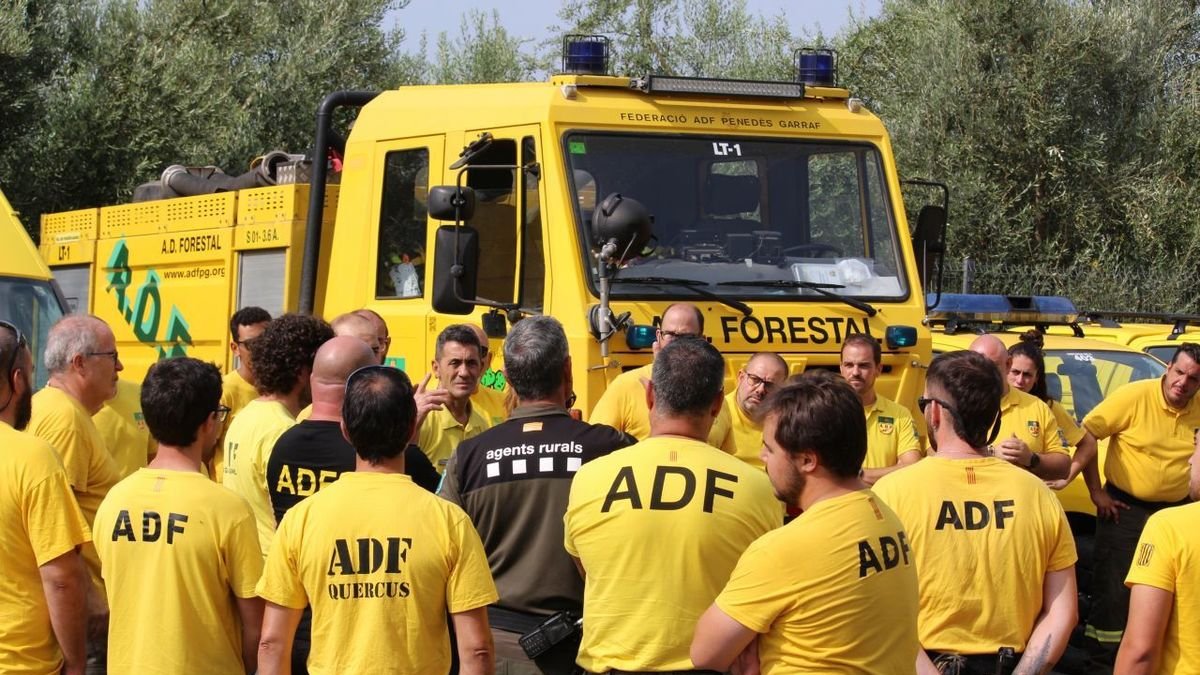 Los efectivos de Agentes Rurales, GEPIF y ADF antes de salir desde Torrefarrera hacia Castilla y León. - AZU MARTÍNEZ