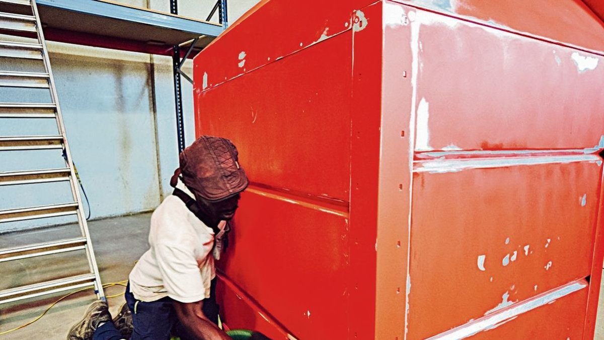 Uno de los trabajos para montar los contenedores de Troballes. - S.E.