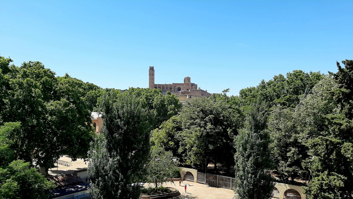 Una vista d’una part dels Camps Elisis de Lleida, amb la Seu Vella al fons.