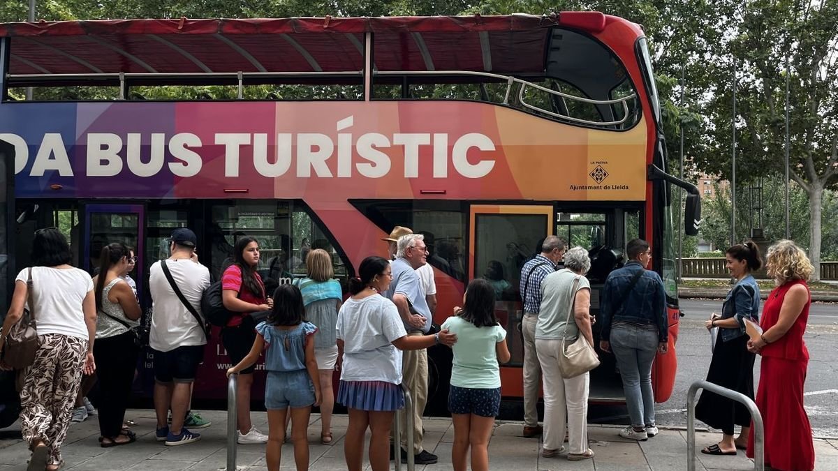 Turistas esperan para subir al Bus Turístic de Lleida. - AJUNTAMENT DE LLEIDA