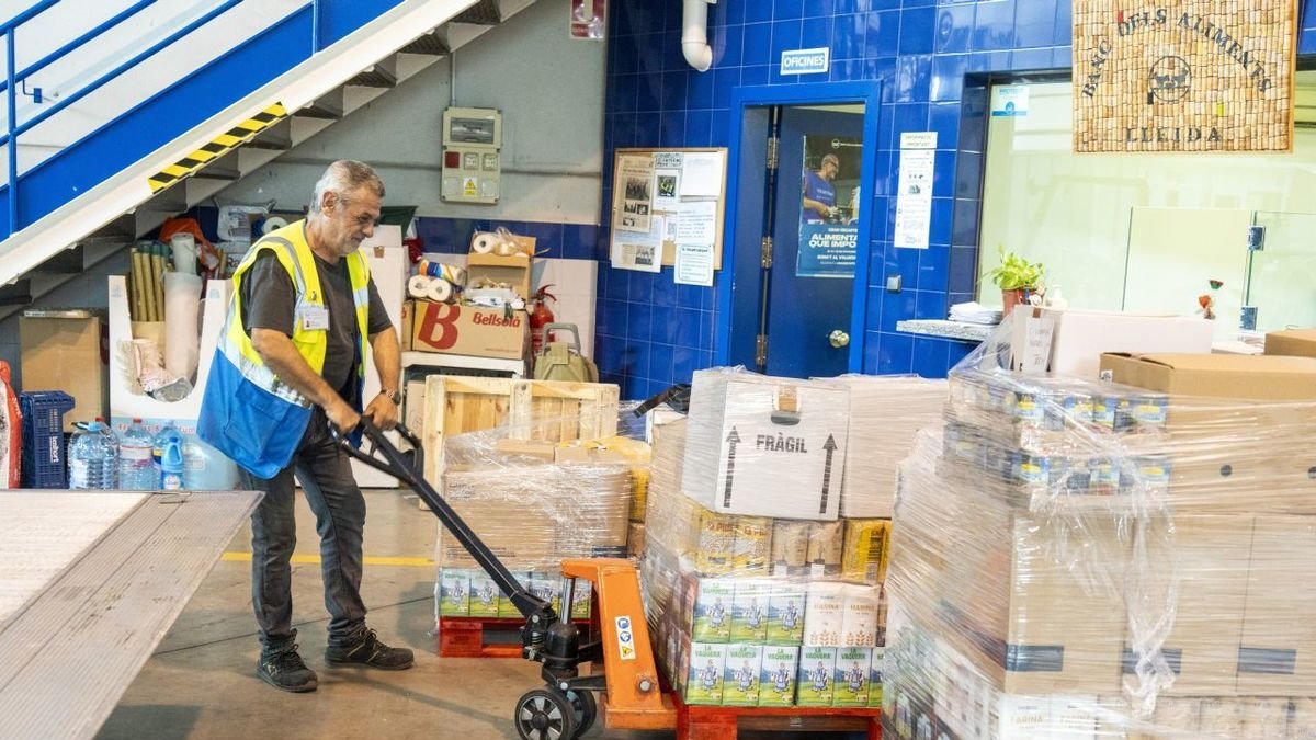 Almacén de la Fundació Bancs dels Aliments de les Comarques de Lleida, en el polígono Neoparc. - PAU PASCUAL PRAT