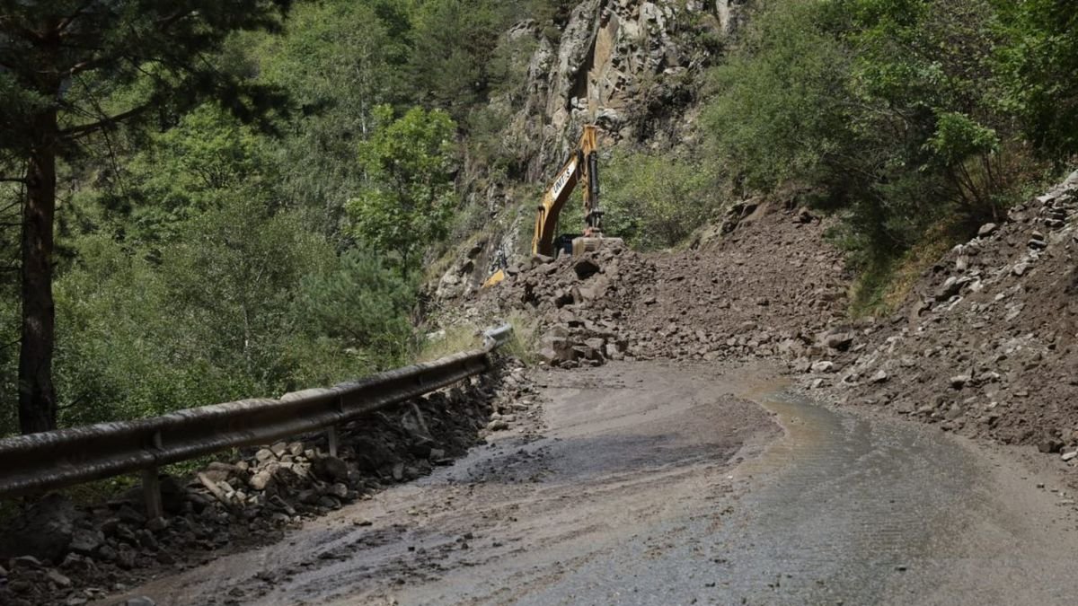 El desprendimiento cortó la circulación en la CG-6 andorrana, única carretera de acceso a Os de Civís. - DIARI D’ANDORRA