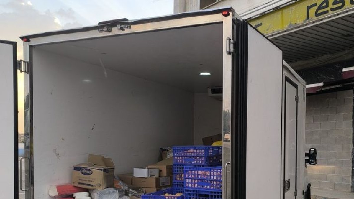 Vista del camión denunciado con productos de alimentación en mal estado. - PAERIA