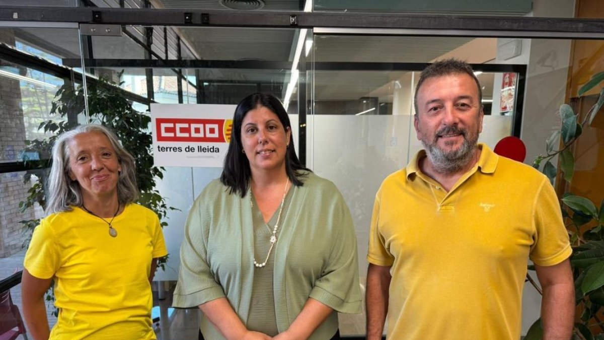 Núria Gil, flanquejada per Cristina Pena i Pere Sánchez. - SUBDELEGACIÓ DE GOVERN