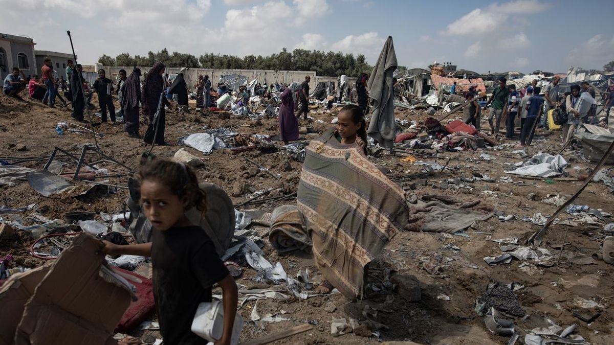 Refugiados palestinos inspeccionan tiendas destruidas tras un ataque israelí en Al-Manasrah. - EFE/EPA/HAITHAM IMAD