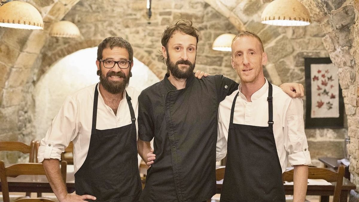 Sergi Ortiz amb Miquel Crespo i César Hernández, que formen part de l’equip de L’Antic Forn. - CARMINA MARSIÑACH