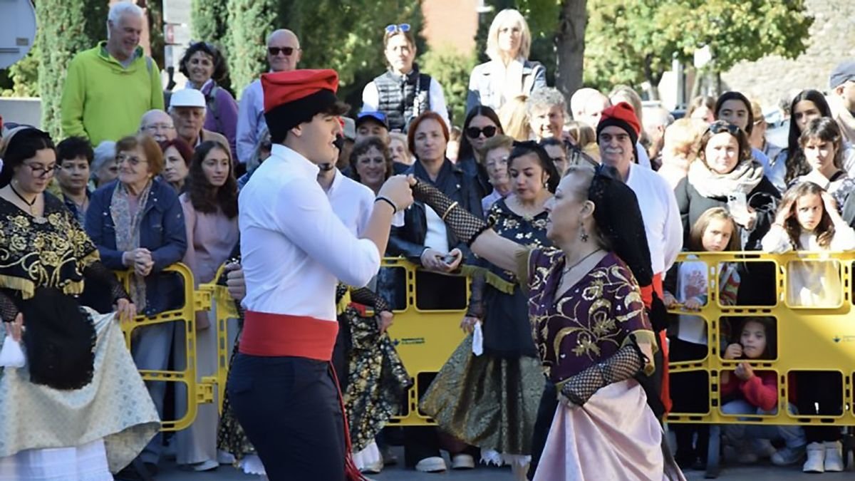 Una parella ballant el Ball Cerdà en una foto d’arxiu de la festa major de la Seu del 2024. - CYNTHIA SANS