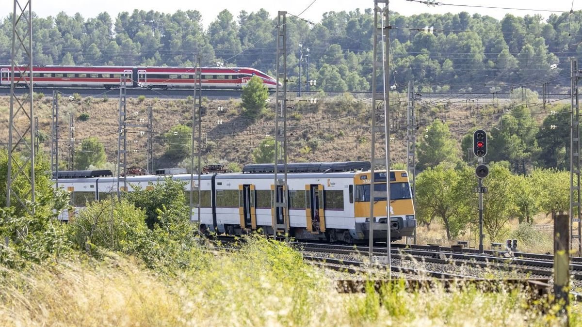 El tren va quedar avariat a 400 metres de l’estació de Vinaixa ahir al migdia. Els usuaris van ser transportats amb autocar fins a les seues estacions de destinació. - JORDI ECHEVARRIA