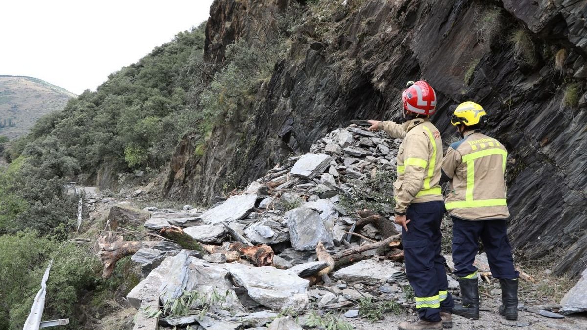 La via d’accés a Escàs des de Rialp va quedar ahir tallada per aquest despreniment. - EDGAR ALDANA