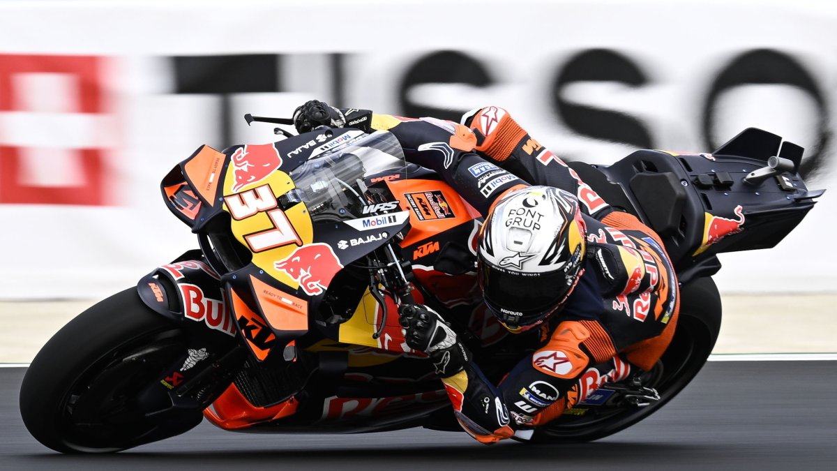 Pedro 'Tiburón' Acosta durante la práctica oficial para el Gran Premio de Hungría de MotoGP, en el circuito Balaton Park, este viernes.