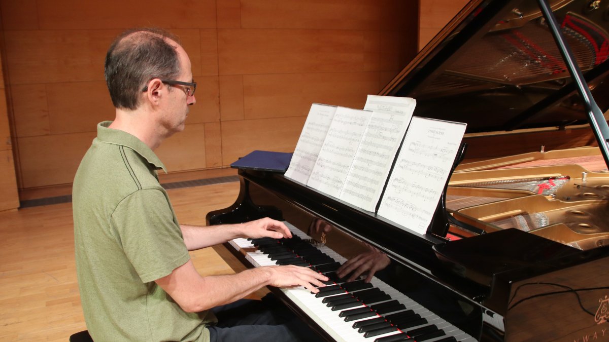 El pianista Miquel Villalba, durante el proceso de grabación del disco sobre el pianista Ricard Viñes, en el Auditorio Josep Carreras de Vila-seca.