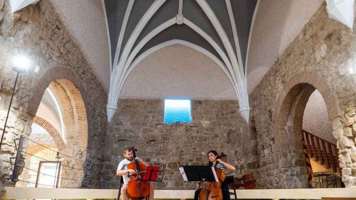 Lluc Pascual y Laia Terré, ensayando ayer en el Centre Cultural Sant Joan de Térmens. - PAU PASCUAL PRAT