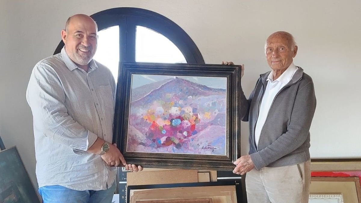 El concejal Darío Vidallet, con el coleccionista Ricard Camprodon. - AYUNTAMIENTO DE MEQUINENSA