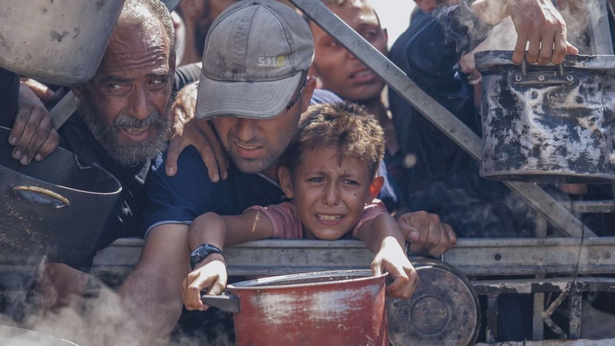 Nens palestins intentant aconseguir menjar a la ciutat de Gaza. - EFE