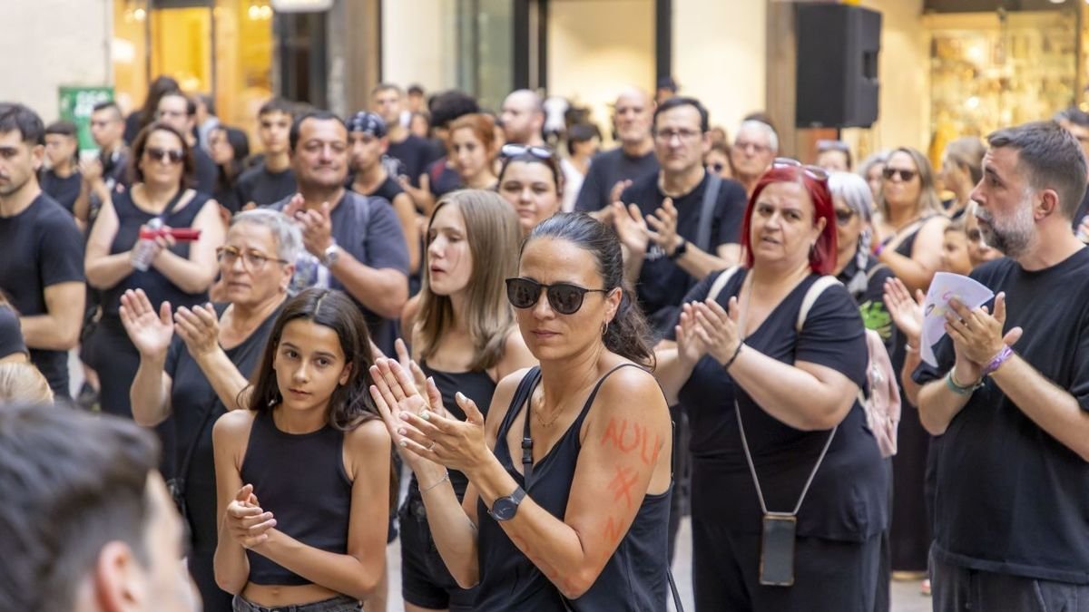 Alumnos, padres y profesores del Aula de Teatre protestaron en junio contra el nuevo modelo previsto para el centro. - SEGRE