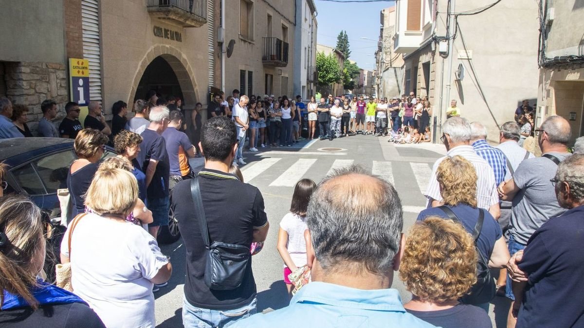 Un centenar de personas, entre familiares, amigos y vecinos, participaron en el acto de recuerdo a Juan. - LAIA PEDRÓS