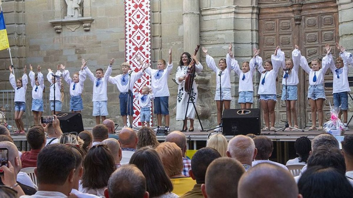 La plaça Major de Guissona es va omplir durant la jornada d’ahir amb desenes de veïns de nacionalitat ucraïnesa. - LAIA PEDRÓS