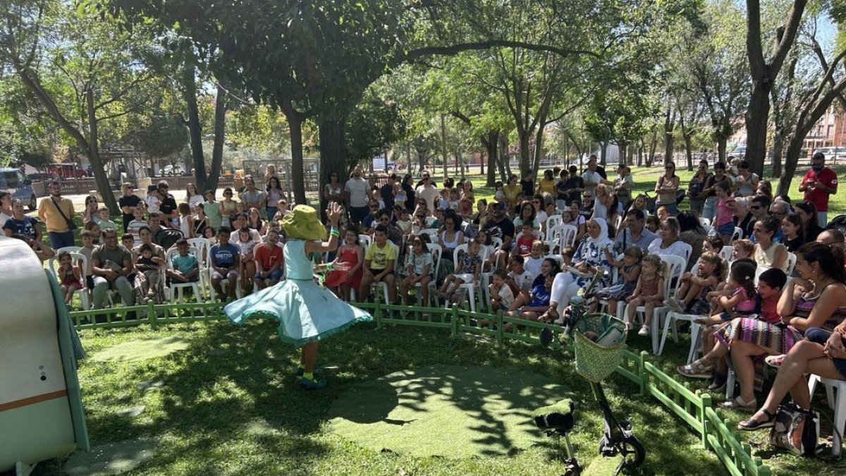 Espectacle familiar ‘Les vacances de Madame Roulotte’, a càrrec de la companyia La Bleda, a Alpicat. - JOAN GÓMEZ