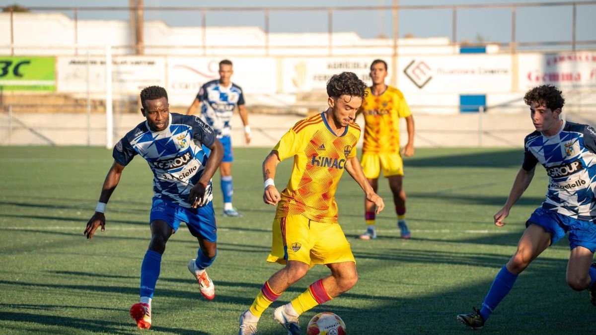 Dos jugadores, del Lleida y el Tamarit, pugnan por el esférico. - PAU PASCUAL