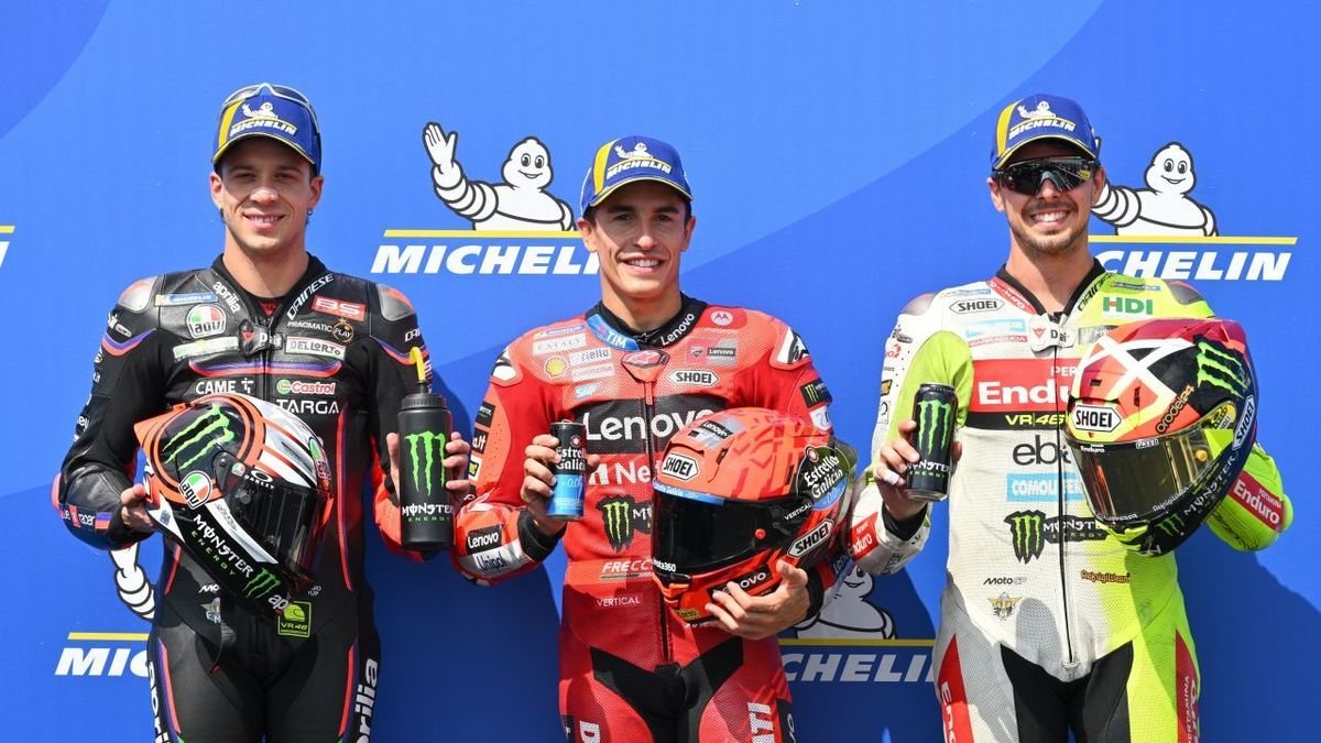 Marc Márquez, al centre, escortat al podi pels italians Di Giannantonio i Morbidelli. - MOTOGP.COM