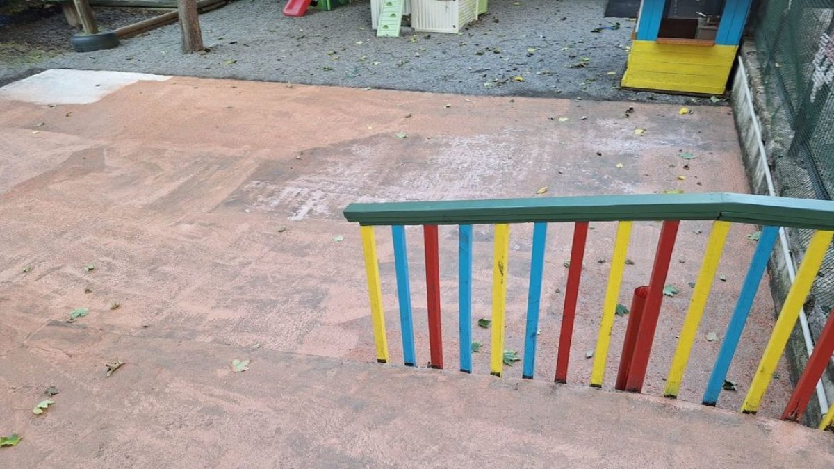 El pati de la llar, amb la primera capa de suro projectat. - AJUNTAMENT DE SORT