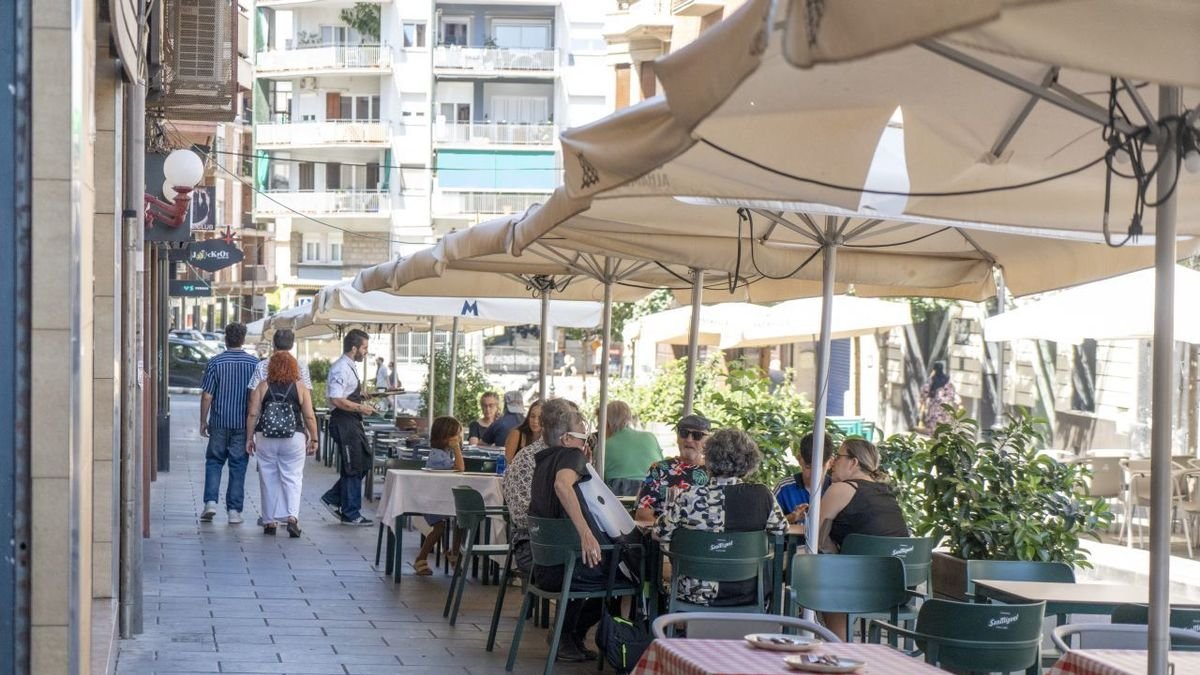 Vista del carrer Sant Martí, on hi ha nombrosos bars i restaurants. - MARC CARBONELL