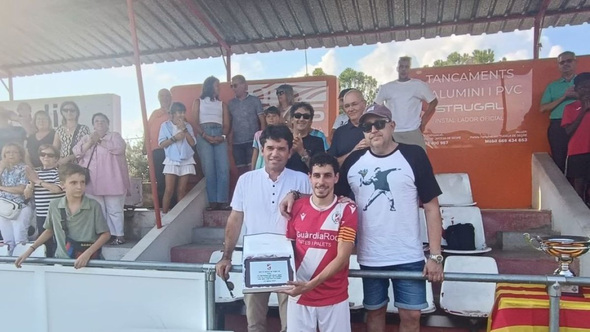 ‘Peke’ recollint el reconeixement de l’Artesa de Segre. - JOAN BOVÉ