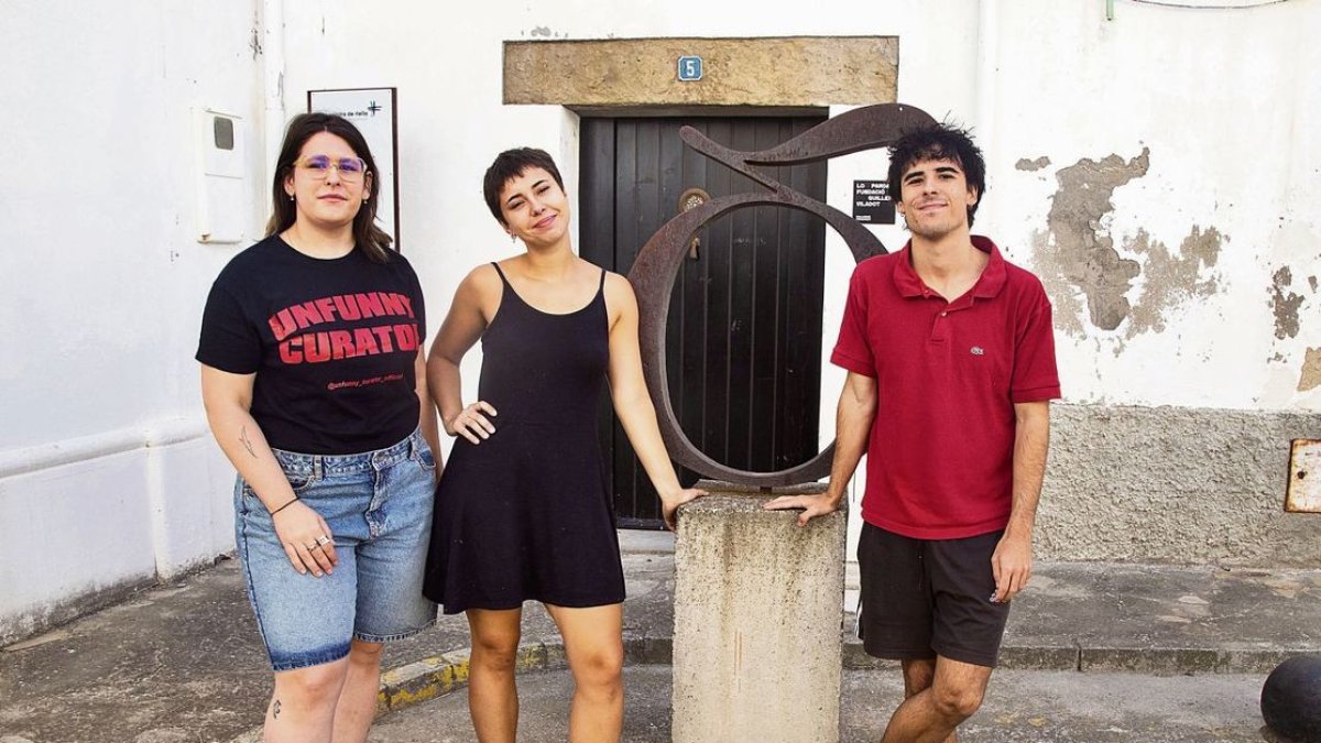 Los tres artistas presentarán sus creaciones en una exposición que se inaugurará el 11 de octubre en el marco de la Fira del Torró. - LAIA PEDRÓS