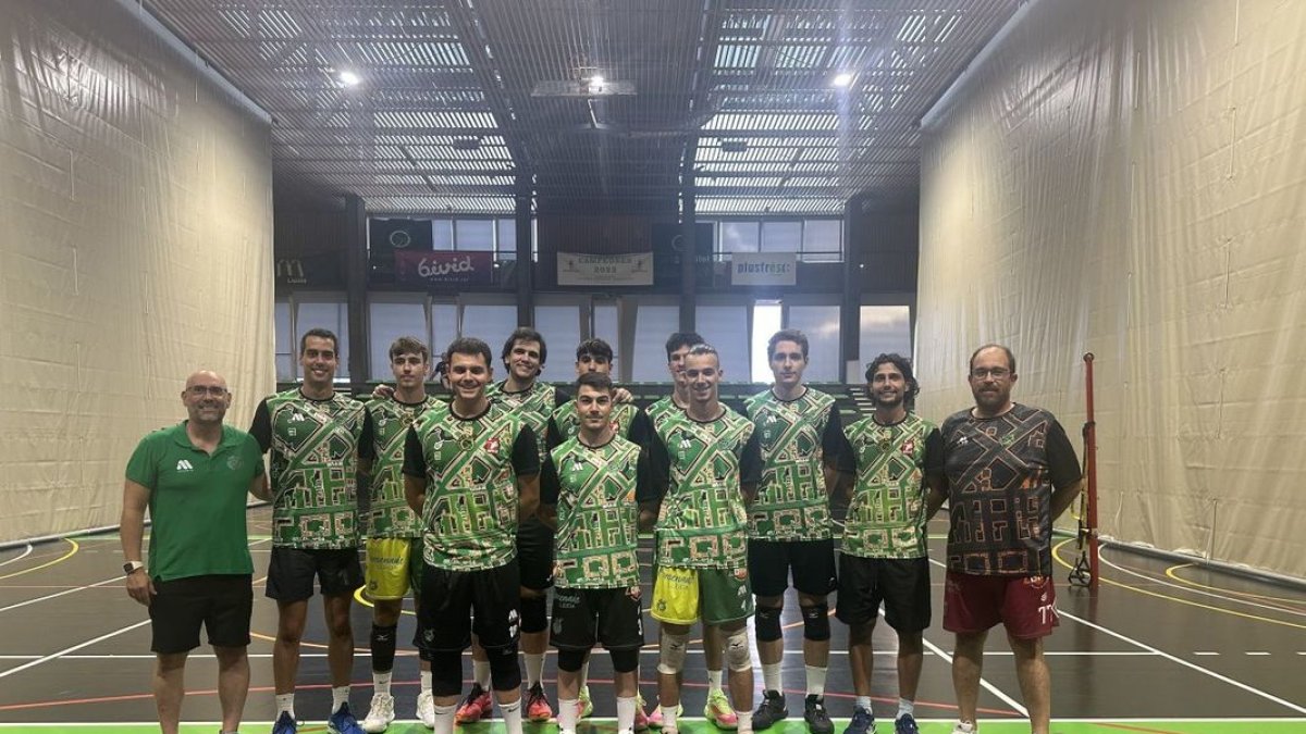 La plantilla del Rodi Balàfia Vòlei que ayer arrancó la pretemporada en el Juanjo Garra.