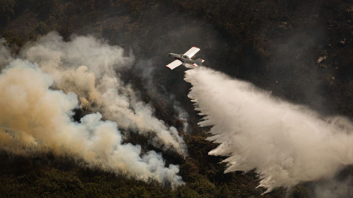 Una aeronave de extinción de incendios hace una pasada en un foco en Avión, Ourense. - ADRIÁN IRAGO / EUROPA PRESS