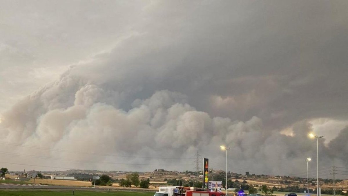 Una vista del pirocúmul que va generar l'incendi de Torrefeta vist des de Guissona.