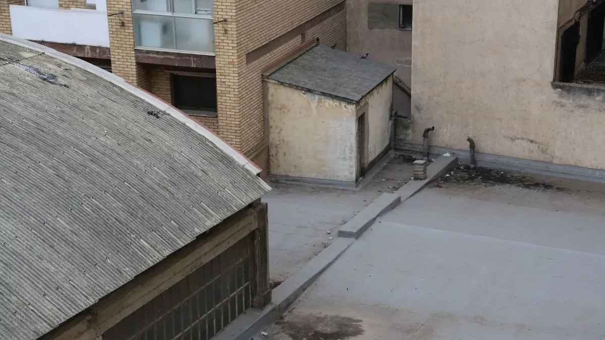 Estado de la cubierta del apedero de buses, vista desde un piso de la calle Blondel. - AMADO FORROLLA