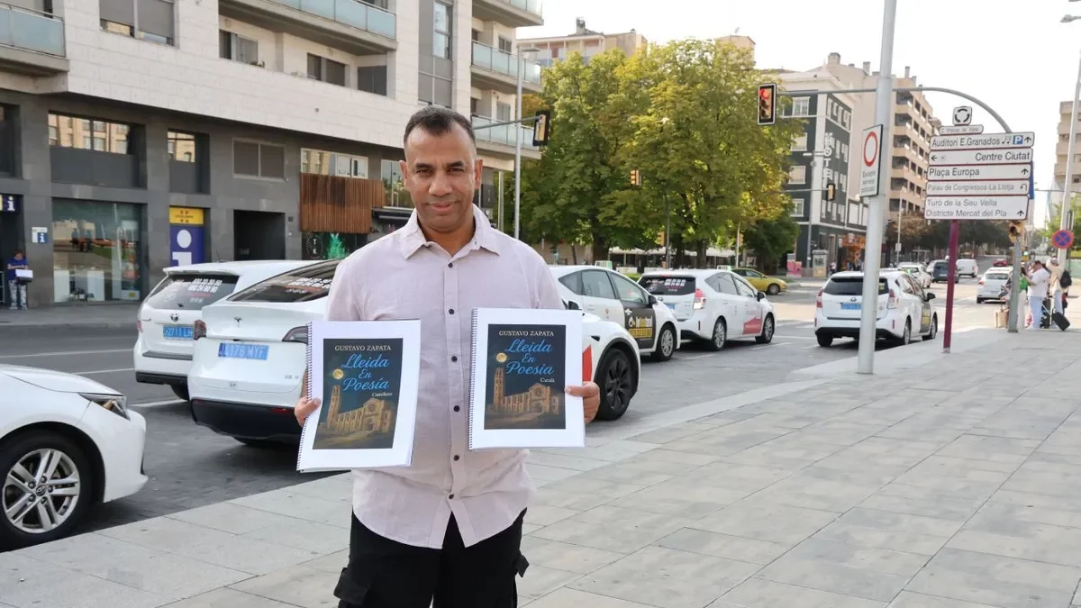 El escritor y taxista Gustavo Zapata posó ayer con los originales de su libro, en Lleida. - AMADO FORROLLA
