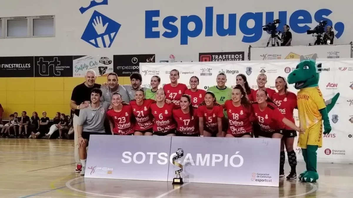 El Lleida HC, amb la copa de subcampiones de la Supercopa. - FEDERACIÓ CATALANA D’HANDBOL