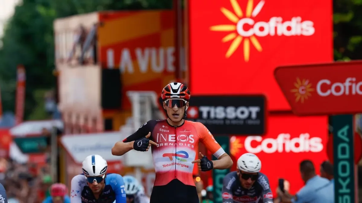 El británico Turner, del equipo Ineos, se llevó la victoria al esprint en la localidad francesa de Voiron. - EFE