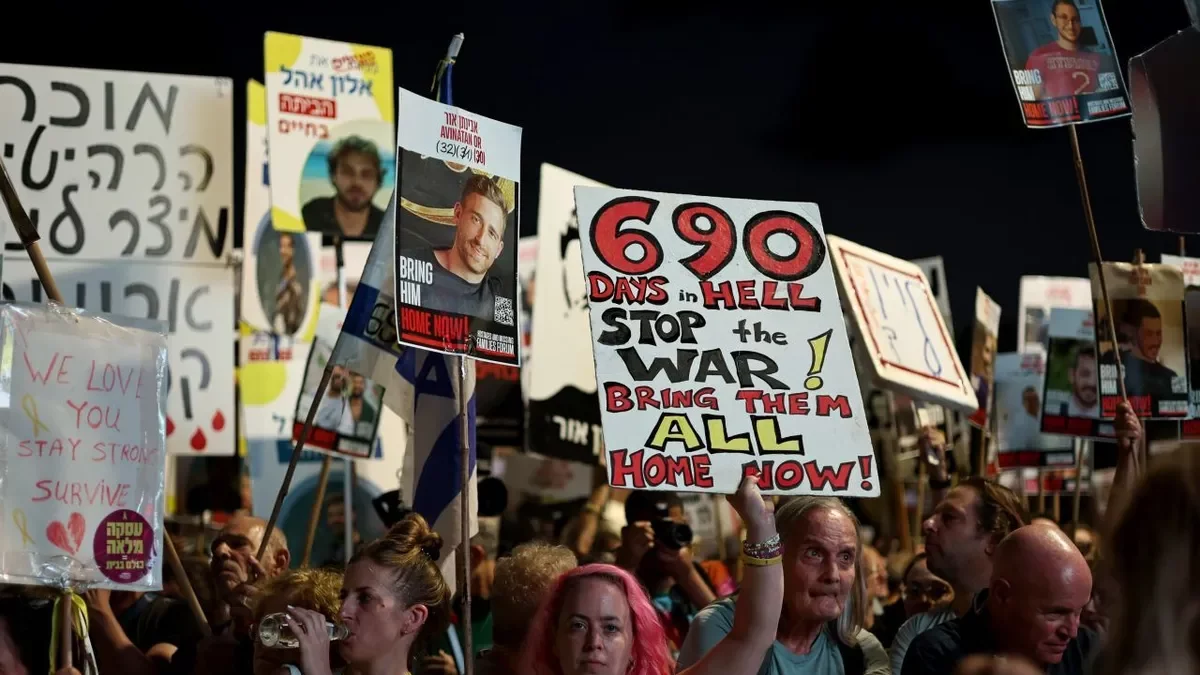 Un moment de la protesta celebrada a Tel-Aviv exigint la tornada dels ostatges. - EFE/EPA/ATEF SAFADI