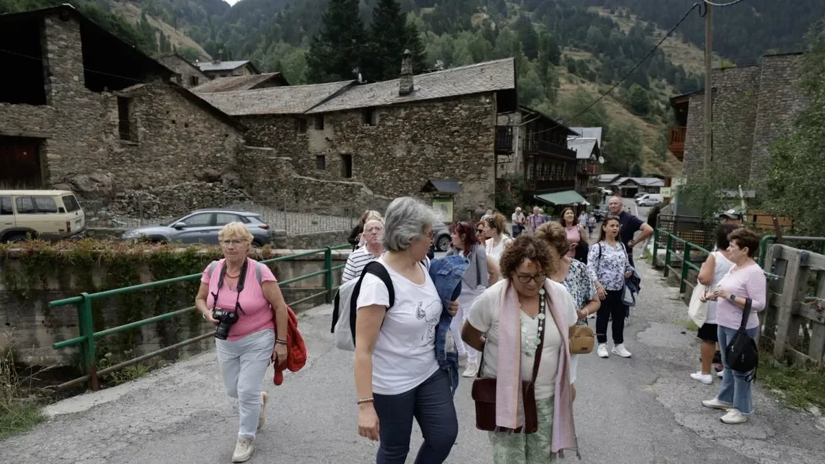 Un grupo de turistas ayer en Os de Civís. - DIARI D’ANDORRA/FERNANDO GALINDO