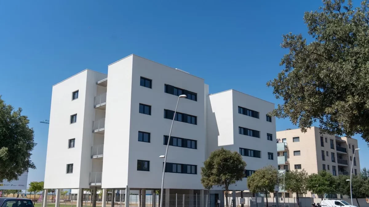Los nuevos bloques de pisos de alquiler social de Els Mangraners. - JORDI ECHEVARRIA