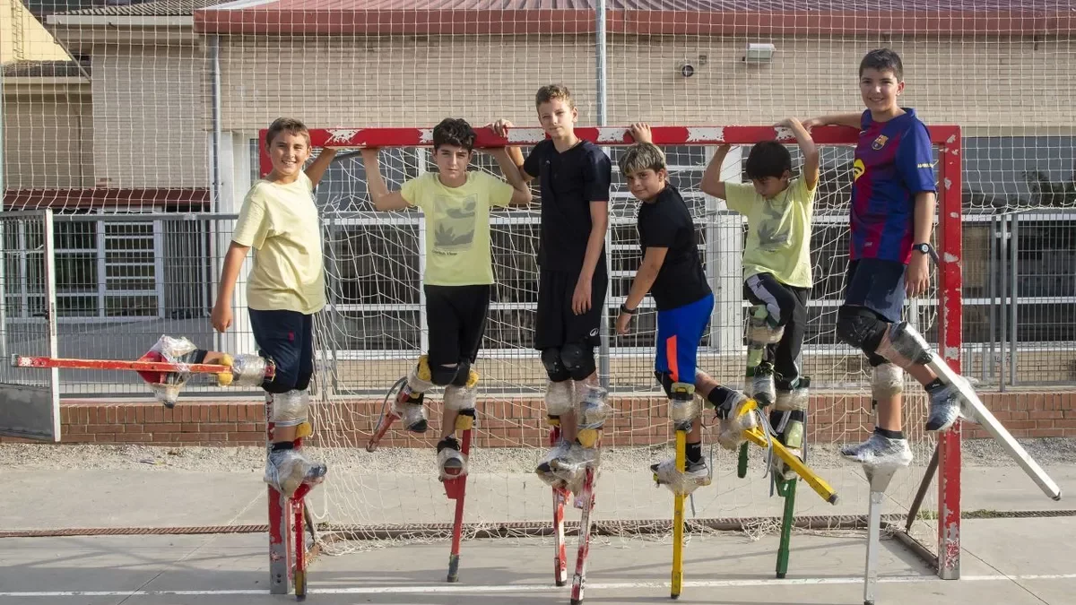 Cinc nens practicant amb les xanques ahir als tallers de l’Aquelarret a Cervera. - LAIA PEDRÓS