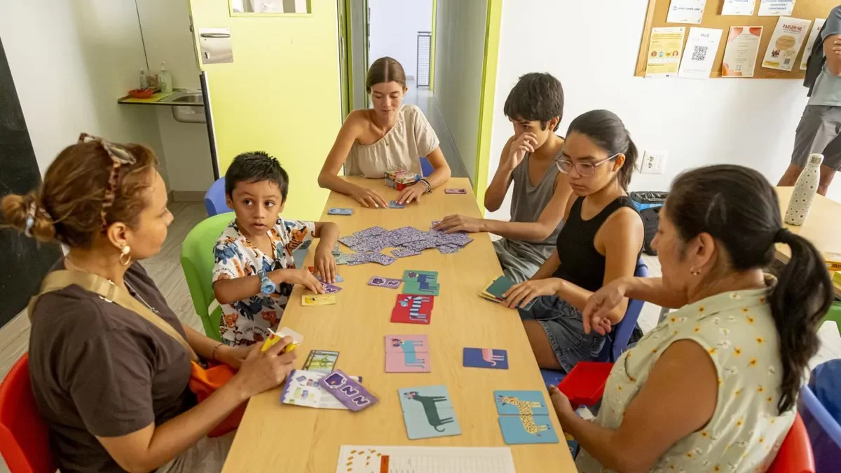 El teniente de alcalde Carlos Enjuanes visitó ayer a los participantes. - JORDI ECHEVARRIA
