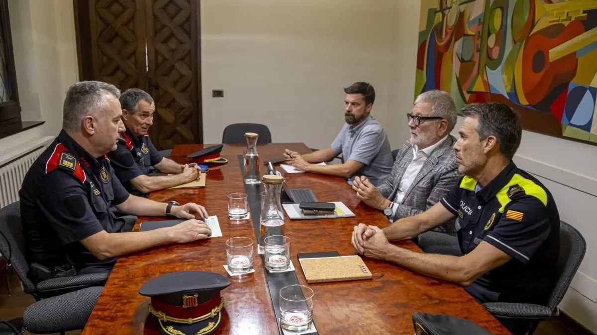 Reunión ayer entre el alcalde, Fèlix Larrosa, y mandos de los Mossos d’Esquadra y de la Guardia Urbana de Lleida. - JORDI ECHEVARRIA