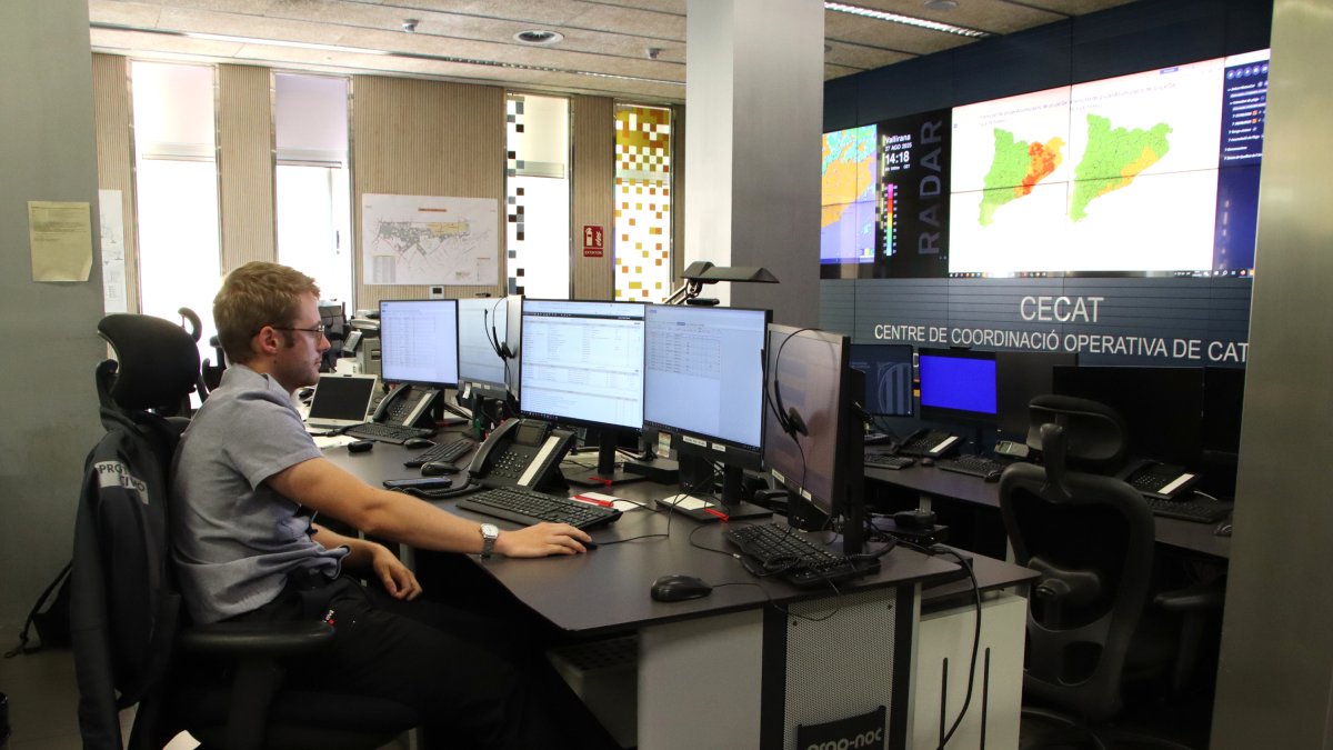 Un técnico de Protección Civil trabajando en el CECAT.