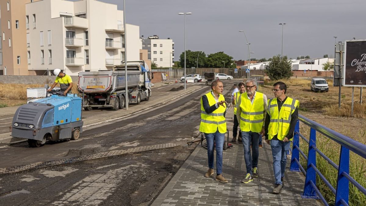 Crespín, Larrosa y Enjuanes visitaron ayer las obras. - JORDI ECHEVARRIA