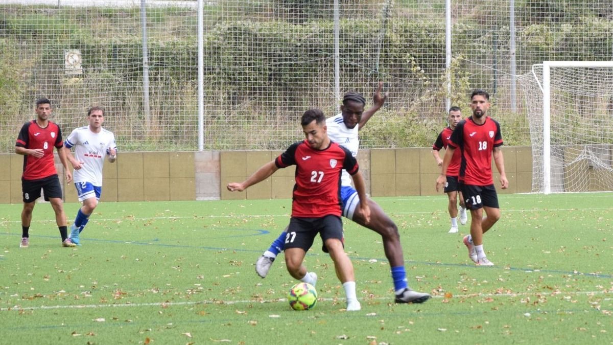 Un jugador del Mollerussa presiona a un rival del Santa Coloma que posee el balón. - C. SANS