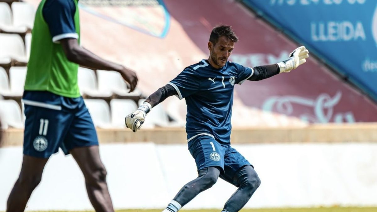 Pau Torres desplaza un balón durante la sesión de ayer. - ATLÈTIC LLEIDA