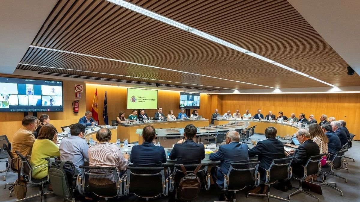 Un moment de la reunió dels ministres d’Agricultura i Economia amb el sector agroalimentari. - MINISTERI D’AGRICULTURA