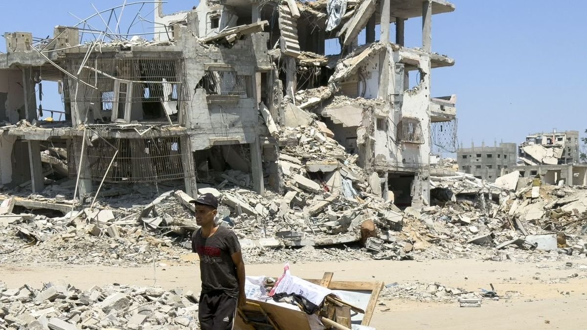 Un palestino camina entre edificios destruidos en Gaza. - EFE/ AHMAD AWAD
