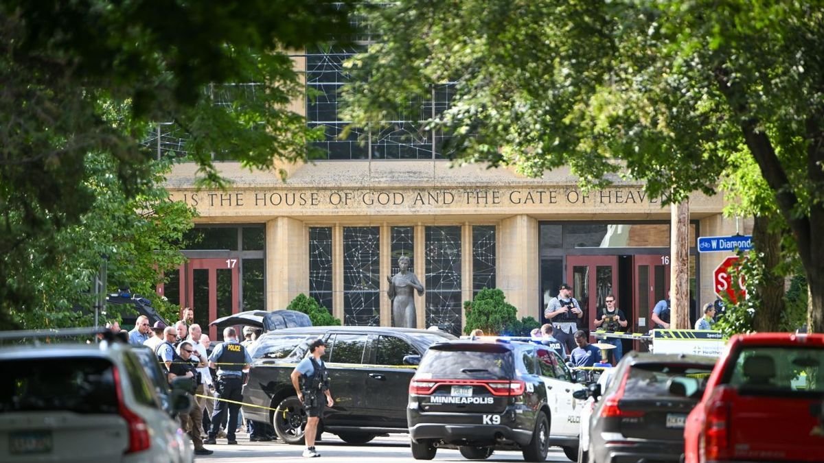 Alrededores de la escuela de la Anunciación de Minneapolis. - EFE/CRAIG LASSIG