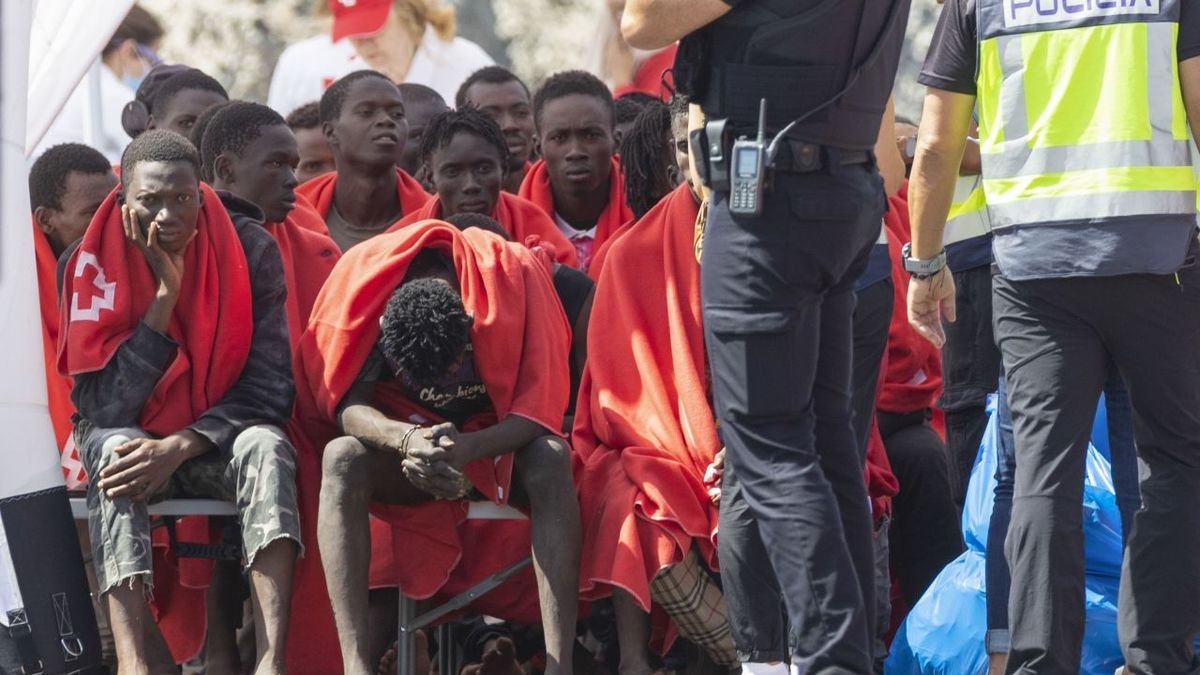 Migrantes rescatados el domingo a bordo de un cayuco cerca de la costa canaria. - EFE